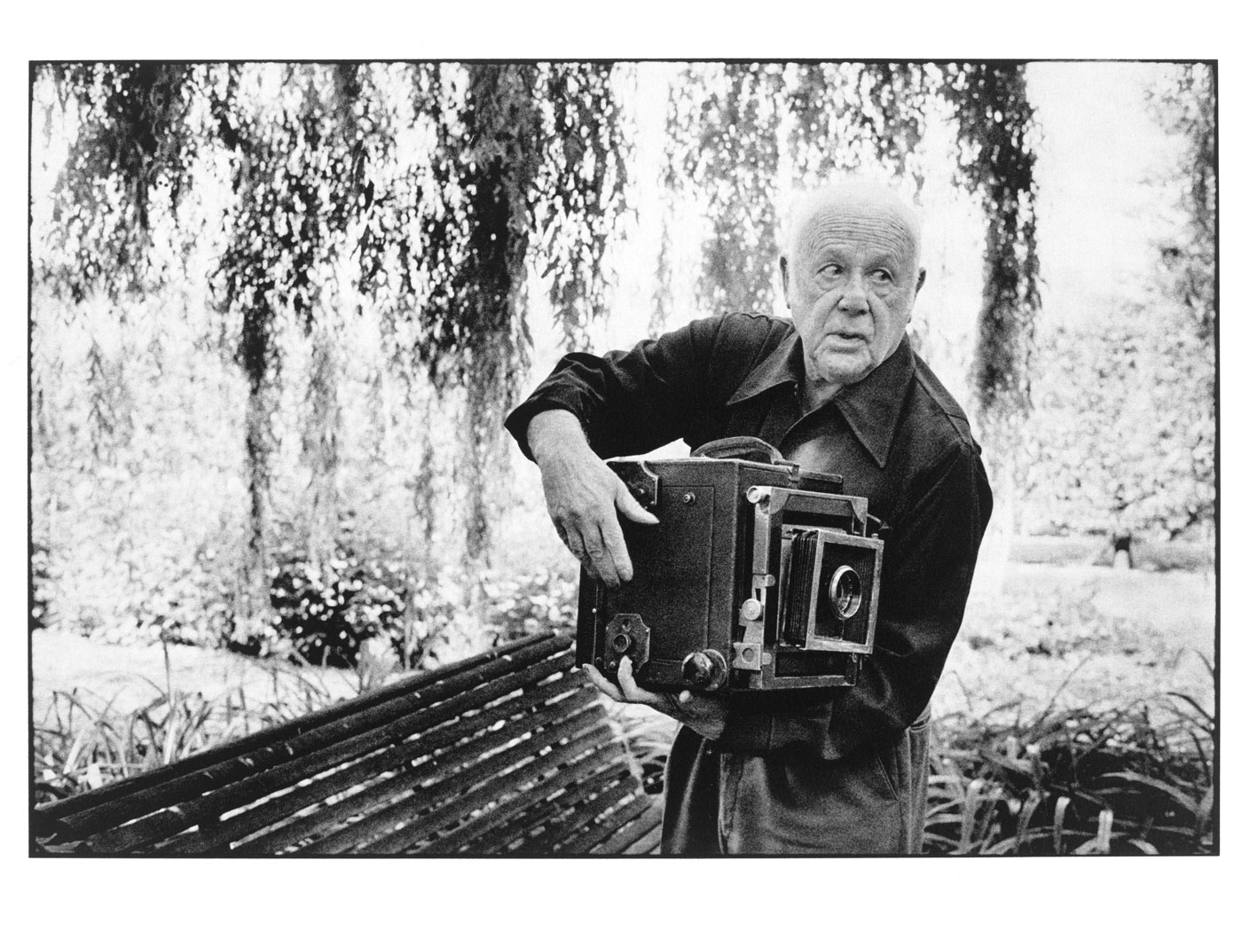 Foto di Martine Franck, Paul Strand fotografa il giardino d'Orgeval_1974 Foto di Martine Franck, Paul Strand fotografa il giardino d'Orgeval_1974