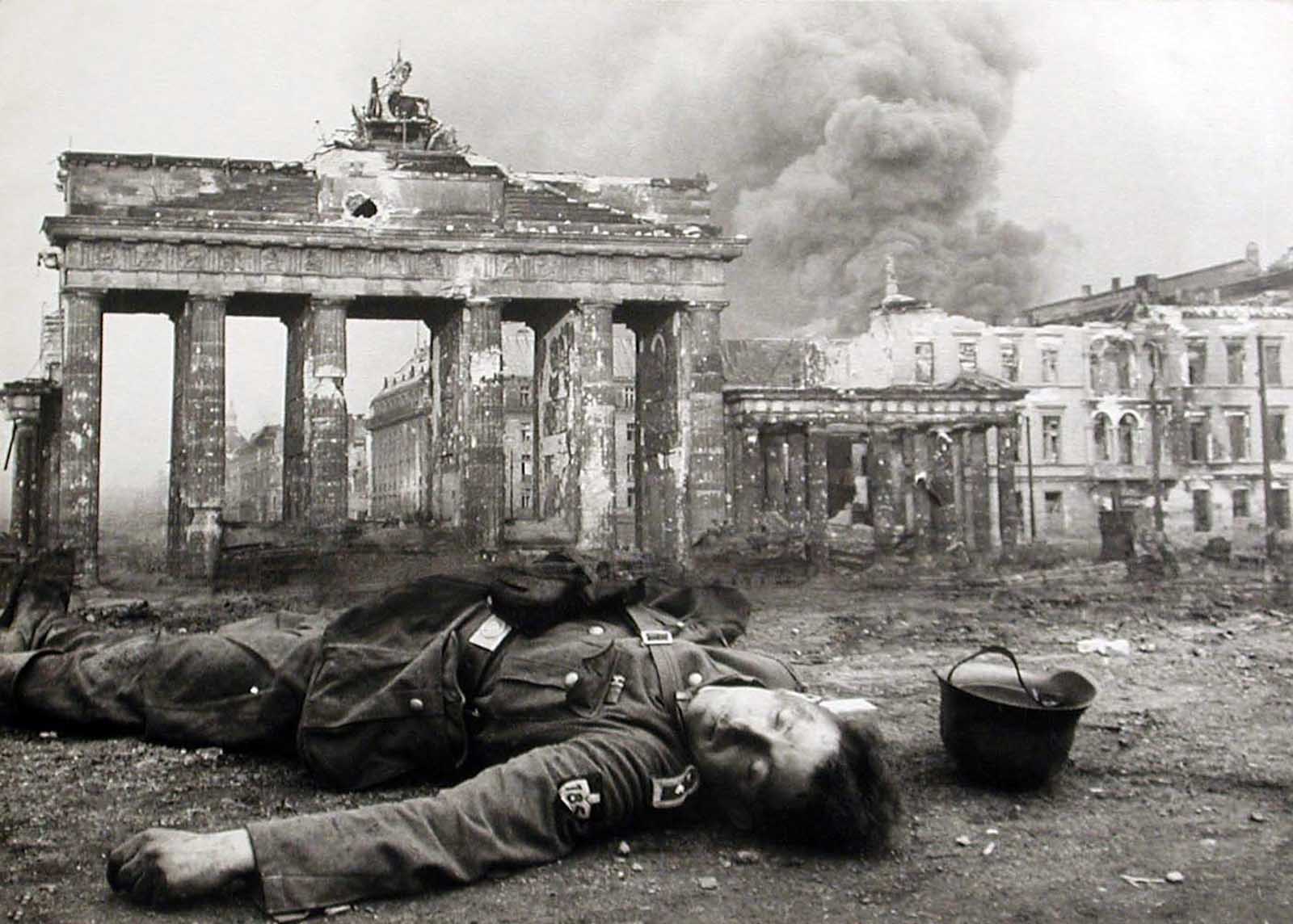 Porta Brandeburgo-Berlin in 1945 Porta Brandeburgo-Berlin in 1945