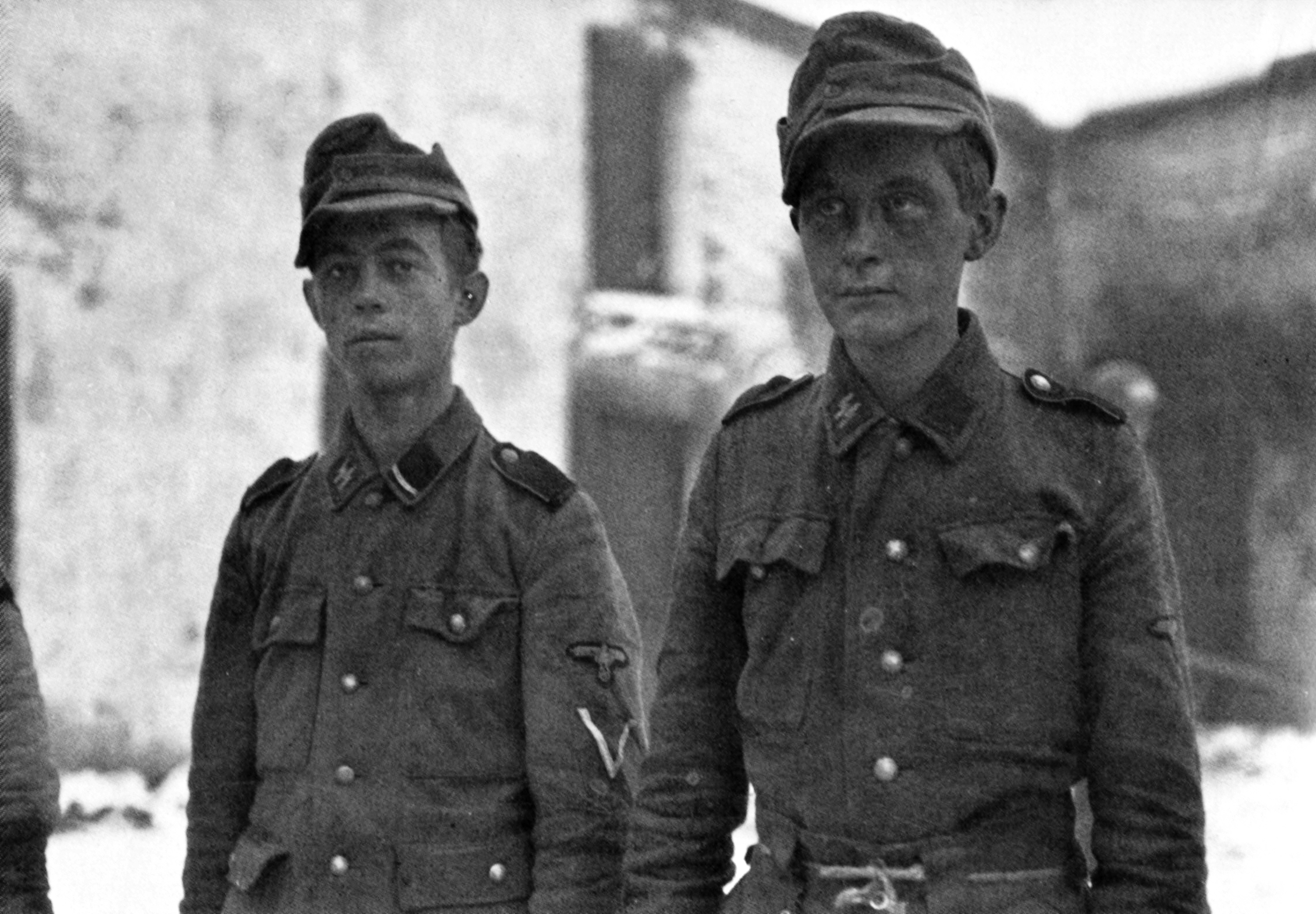Soldati della Gioventù Hitleriana, 12a divisione corazzata SS. Catturati durante l'offensiva delle Ardenne, dicembre 1944. Soldati della Gioventù Hitleriana, 12a divisione corazzata SS. Catturati durante l'offensiva delle Ardenne, dicembre 1944.