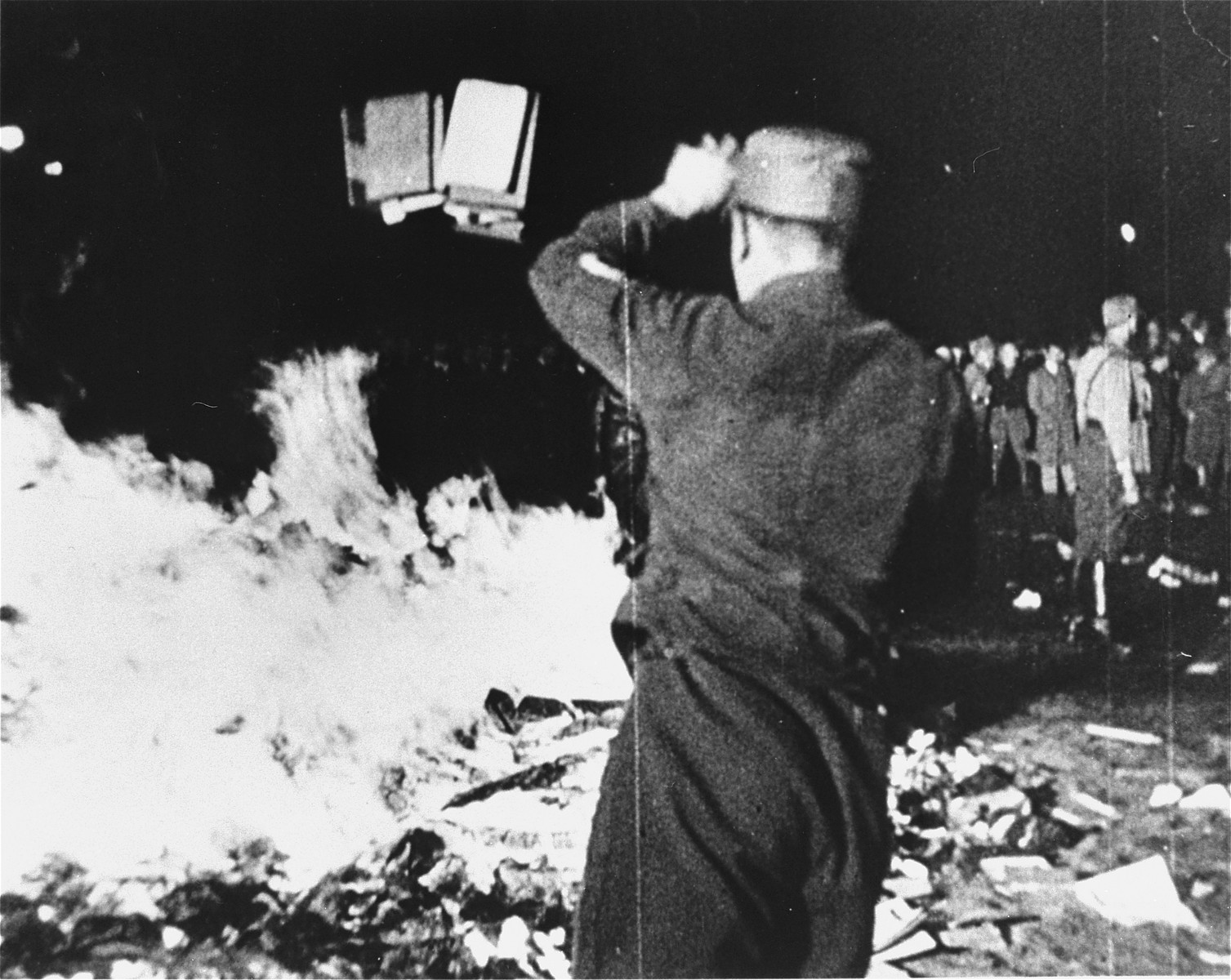 Rogo dei libri (Bücherverbrennungen) _"Azione contro lo spirito antitedesco", condotta a livello nazionale dall'Unione studentesca tedesca, che sarebbe stata definita come una purga letteraria. Foto scattata sull'Opernplatz a Berlino nella primavera del 1933